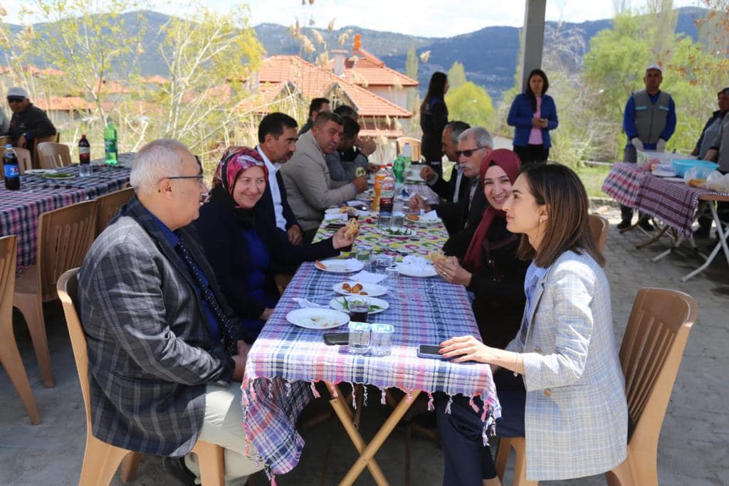 Kaymakamımız Sn Kübra EROĞLU Çameli Belediyesi tarafından 1 Mayıs İşçi Bayramı nedeniyle belediye personellerine düzenlenen yemek programına katıldı.